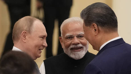 Indian PM Narendra Modi talks with Russian President Vladimir Putin(L) and Chinese President Xi Jinping ahead of SCO Summit 2025 in Tianjin, China.