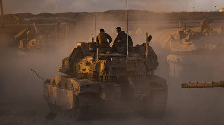 IDF soldiers prepare tanks near the Gaza Strip's northern borders, Israel. © Elke Scholiers/Getty Images