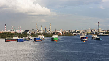 Oil tanker ships and cranes at Merchants Harbor, Saint Petersburg, Russia - stock photo © Getty Images