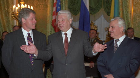 US President Bill Clinton's official visit to Russia, January 12-15, 1994. From left: US President Bill Clinton, Russian President Boris Yeltsin and President of Ukraine Leonid Kravchuk.