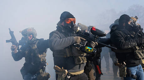 ICE (Immigration and Customs Enforcement) officers and federal agents clash with protesters in Minneapolis, Minnesota, January 24, 2026 © Getty Images / Richard Tsong-Taatarii
